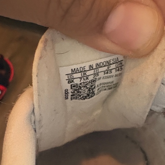 Adidas HELLO Kitty 50th Anniversary - Picture 11 of 13